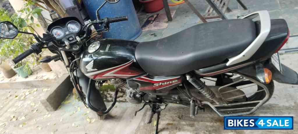 Black Red Honda Shine 100
