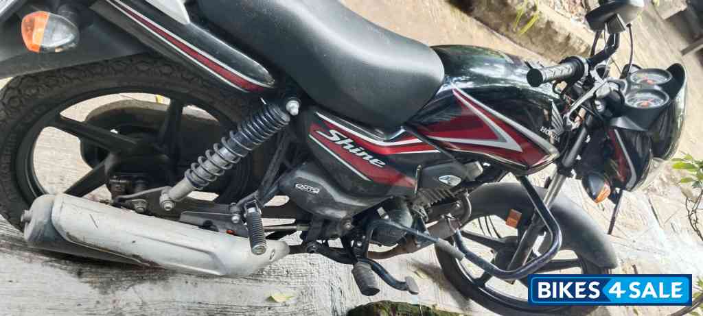 Black Red Honda Shine 100