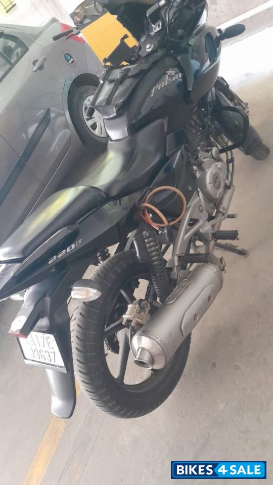 Black Bajaj Pulsar 220 DTSFi