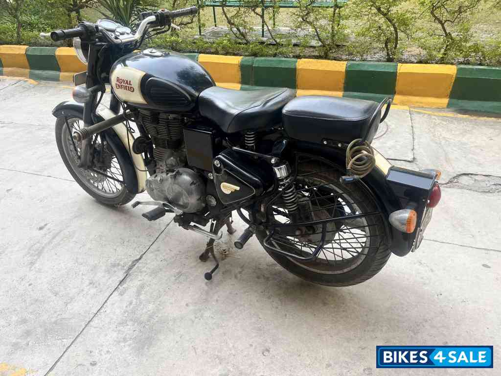 Black Royal Enfield Classic 500
