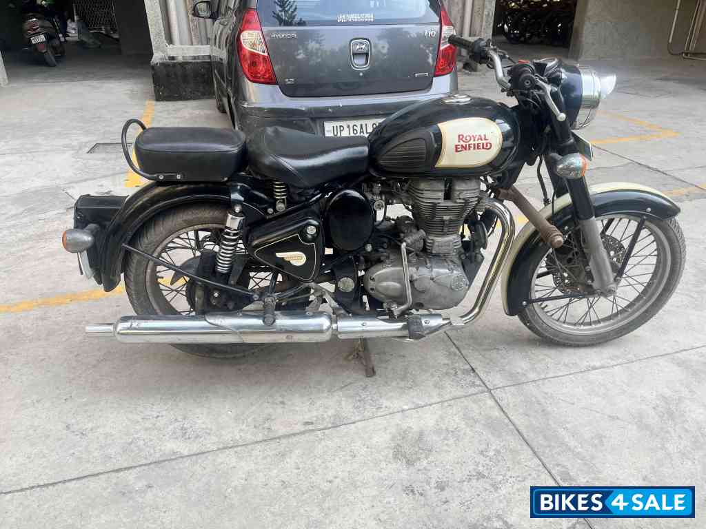 Black Royal Enfield Classic 500