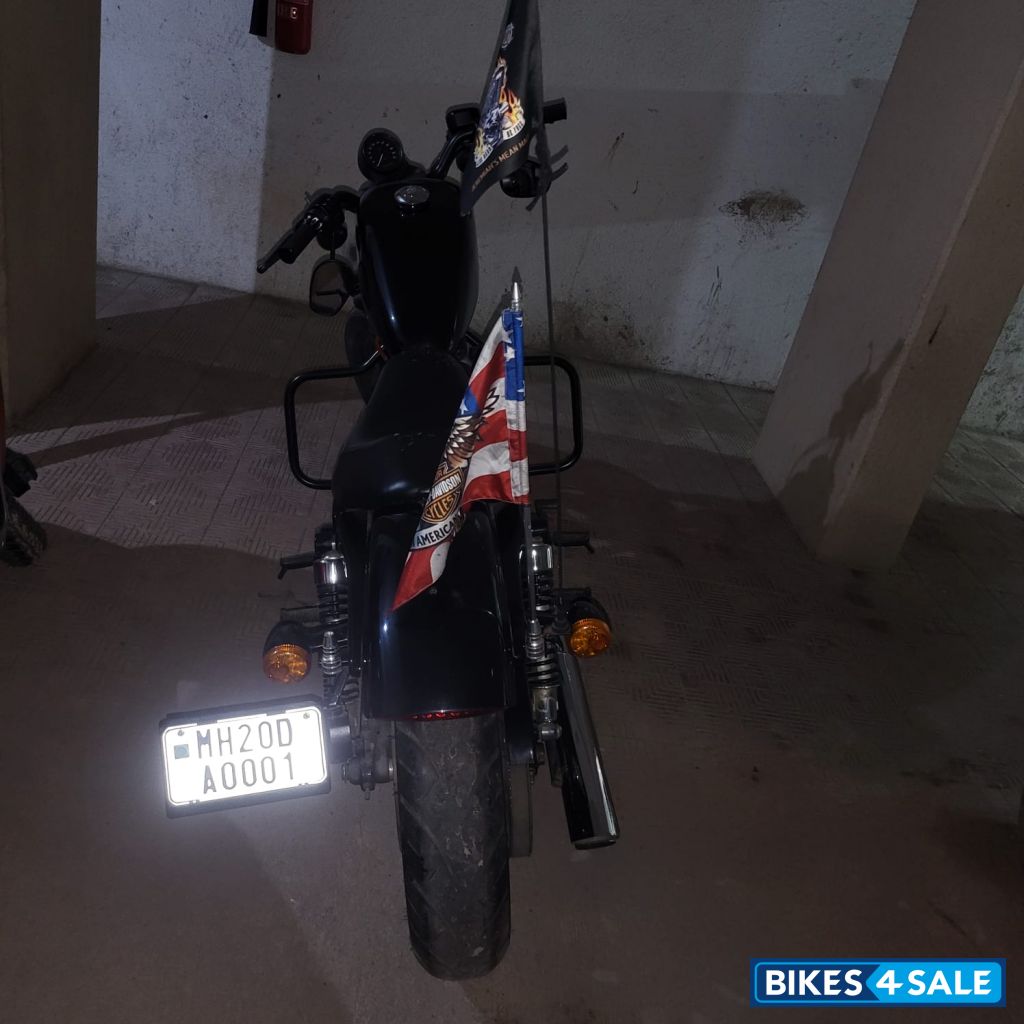 Black Harley Davidson Iron 883