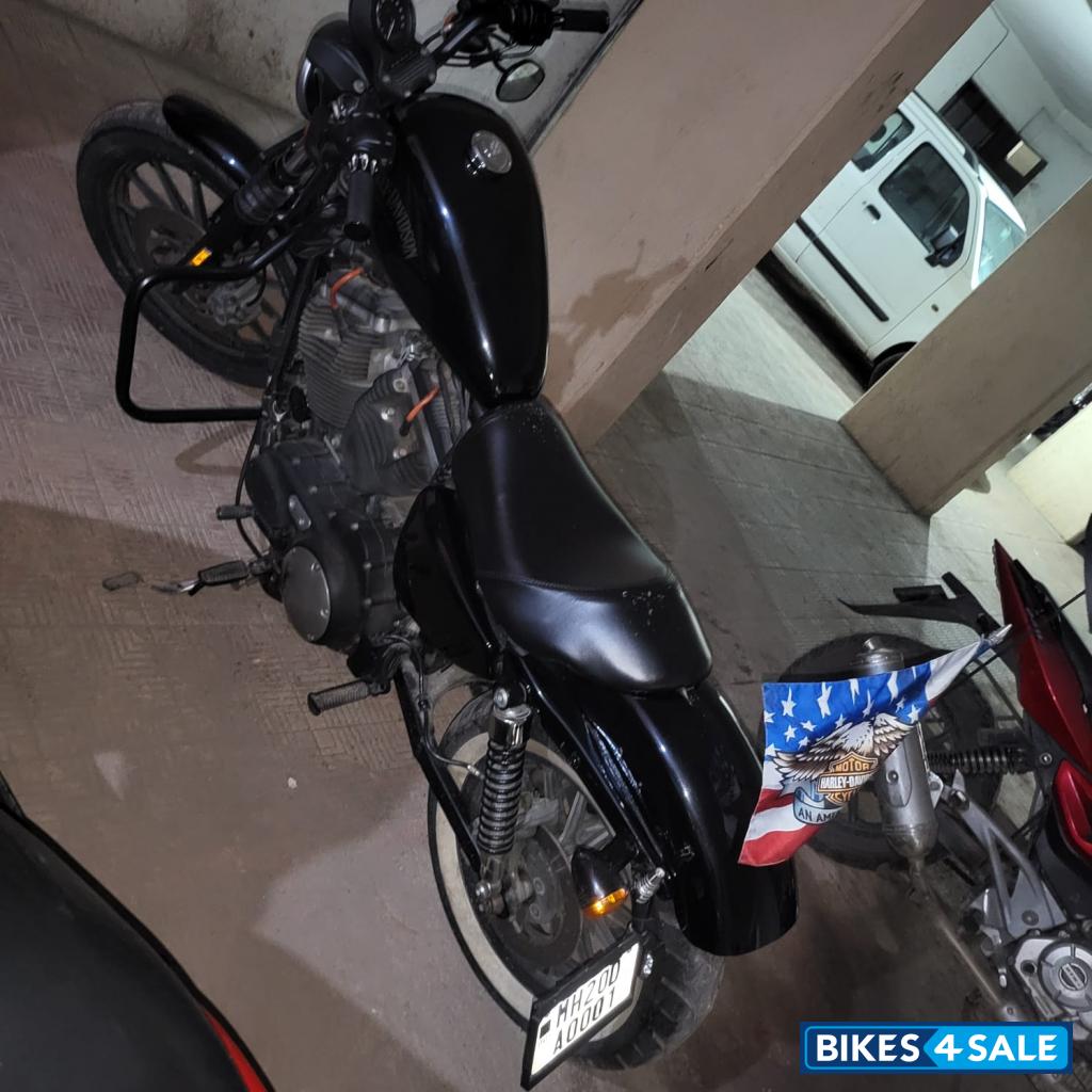 Black Harley Davidson Iron 883