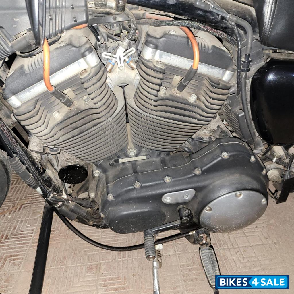 Black Harley Davidson Iron 883