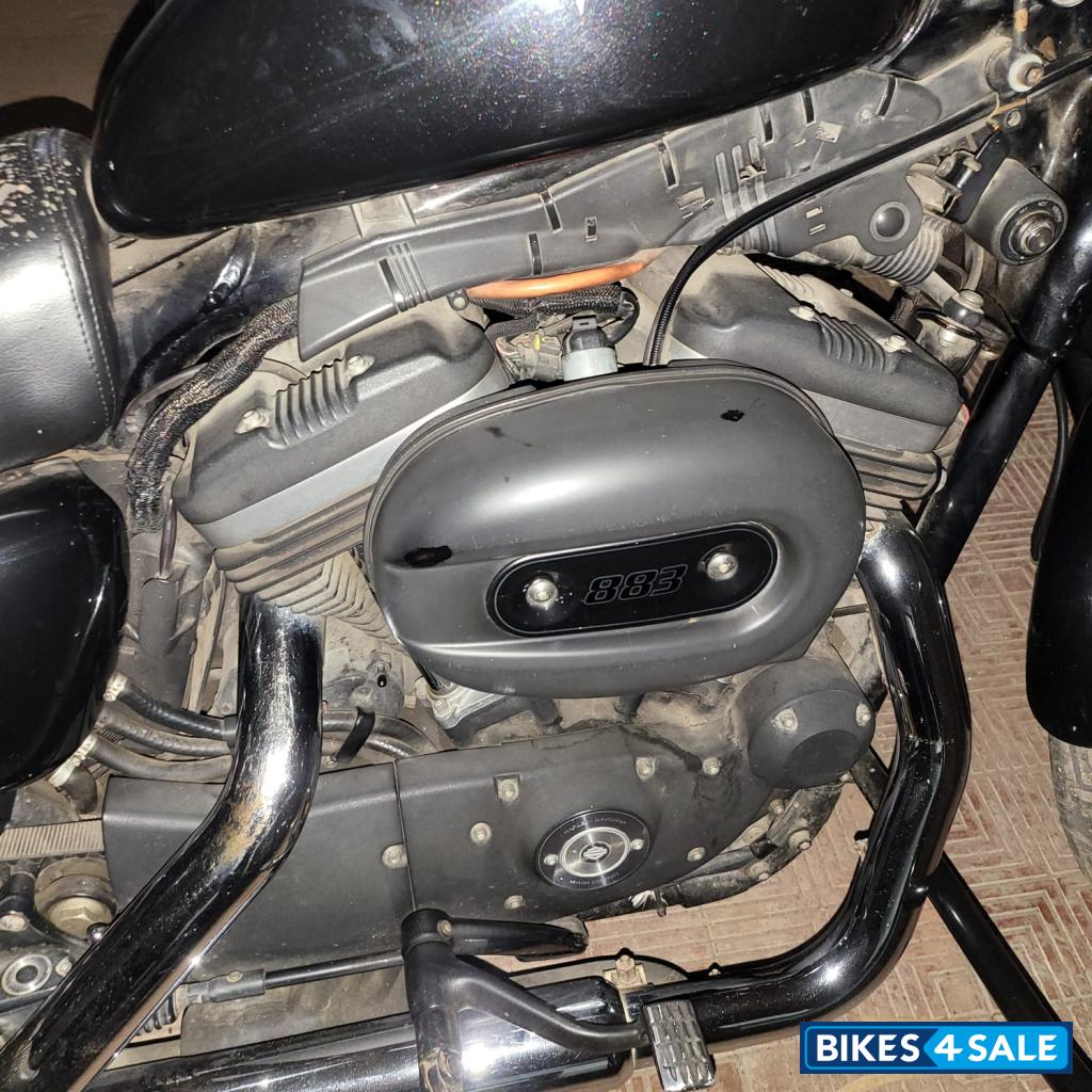 Black Harley Davidson Iron 883