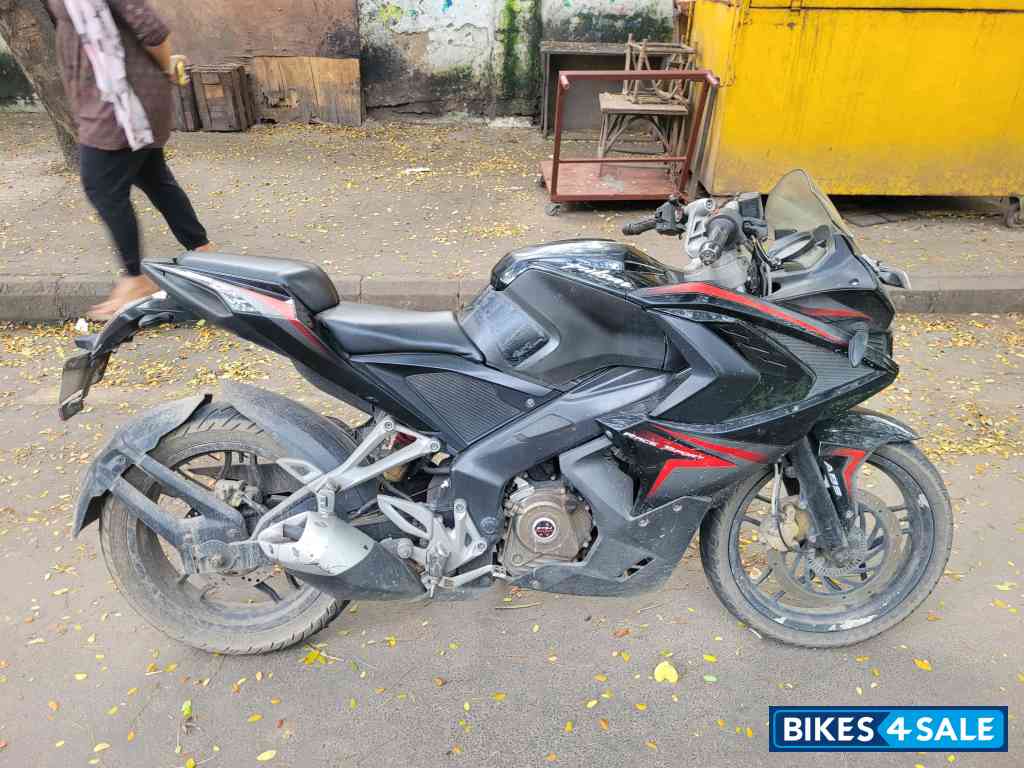 Black Bajaj Pulsar RS 200 ABS