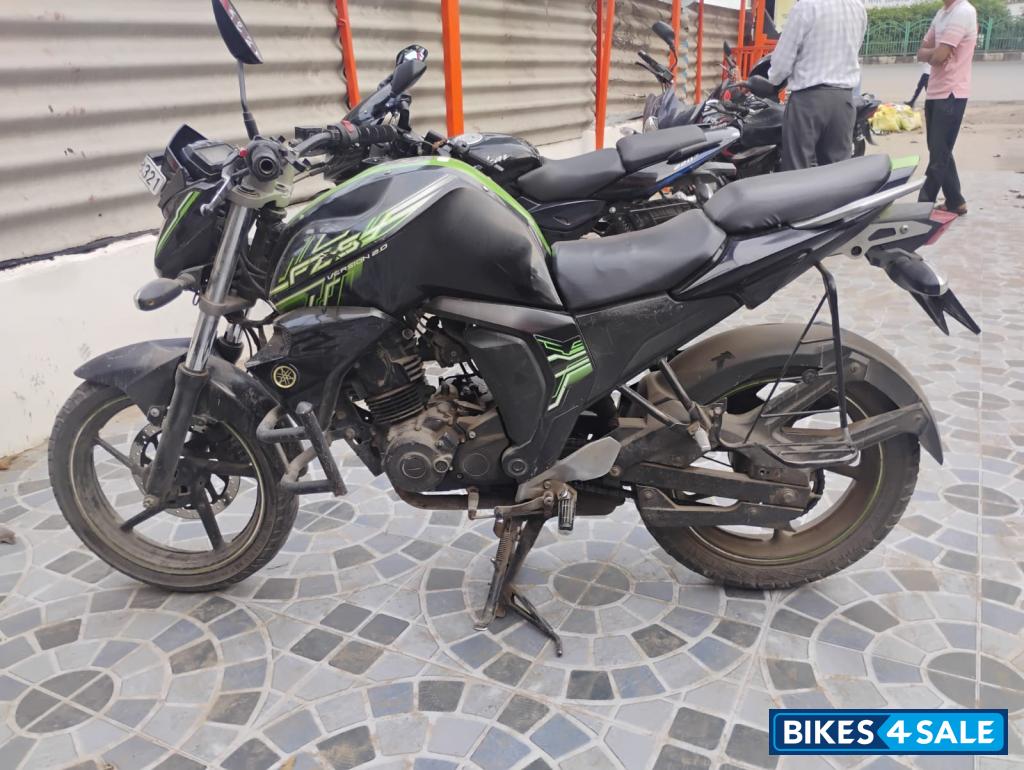 Blk/green Yamaha FZ-S
