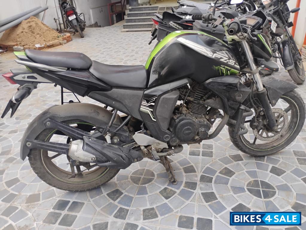 Blk/green Yamaha FZ-S