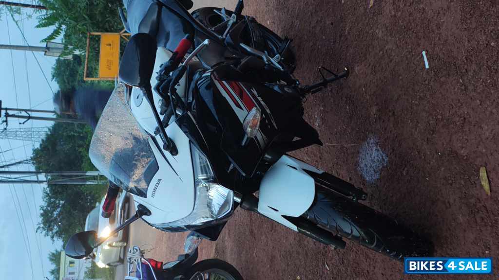 White Honda CBR 250R