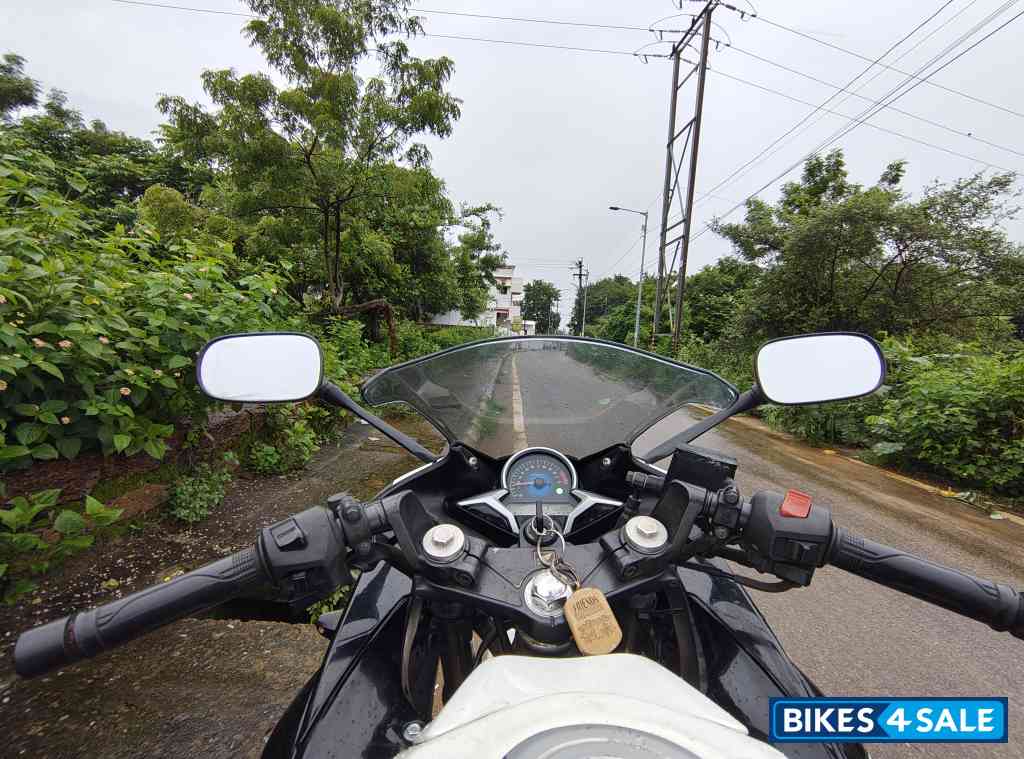 White Honda CBR 250R