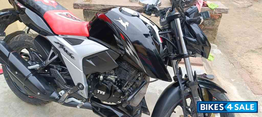 Black TVS Apache RTR 160 4V