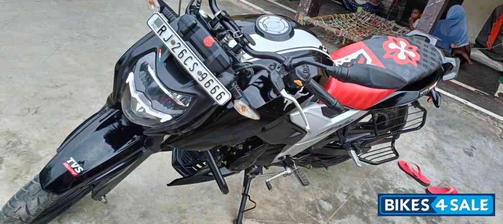 Black TVS Apache RTR 160 4V