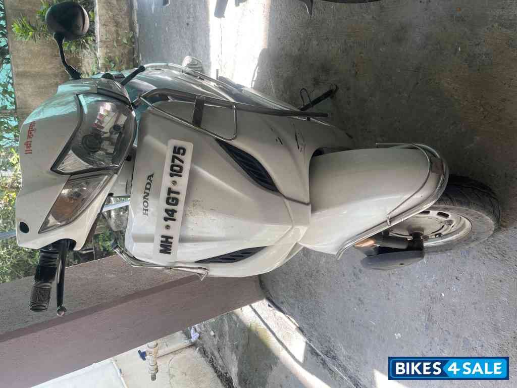 White Honda Activa 4G