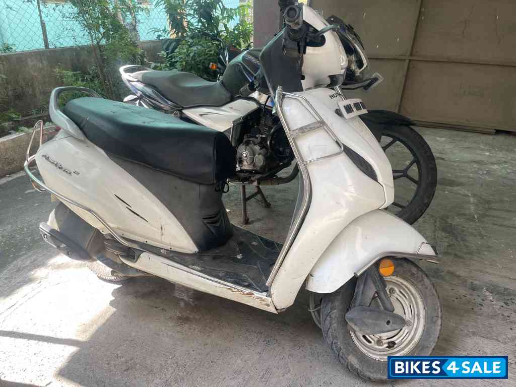 White Honda Activa 4G