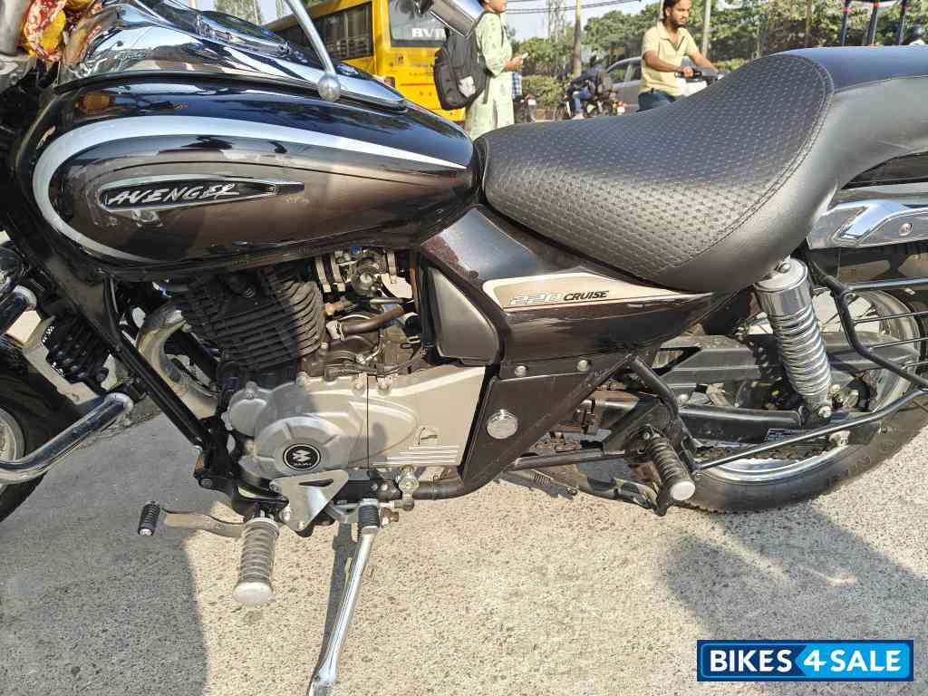 Ug Auburn Black Bajaj Avenger Cruise 220 BS6