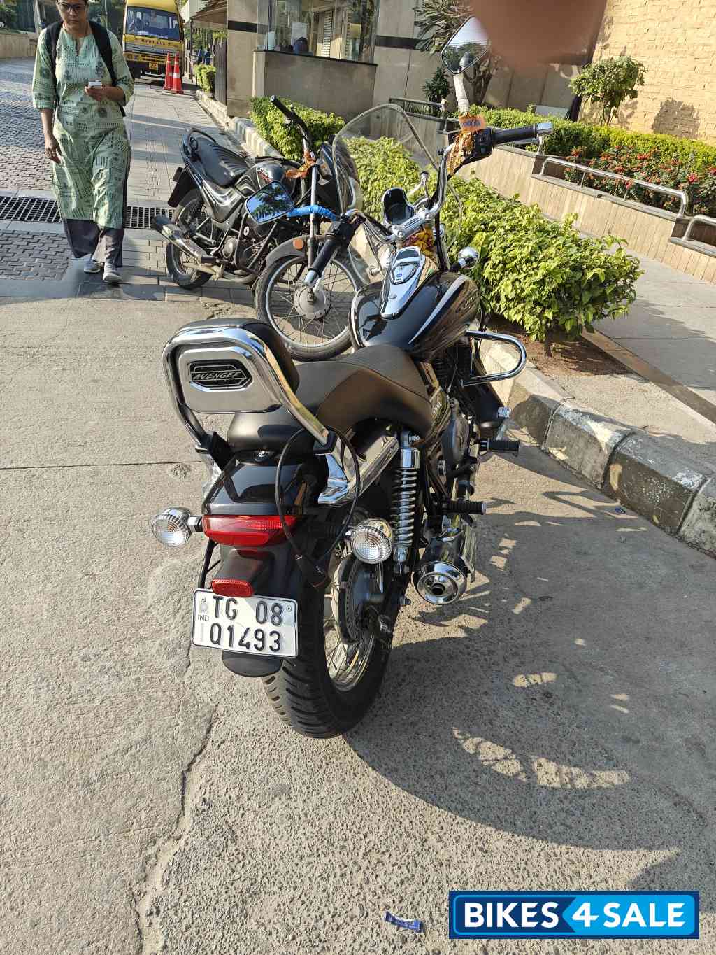 Ug Auburn Black Bajaj Avenger Cruise 220 BS6 Ug Auburn Black Bajaj Avenger Cruise 220 BS6