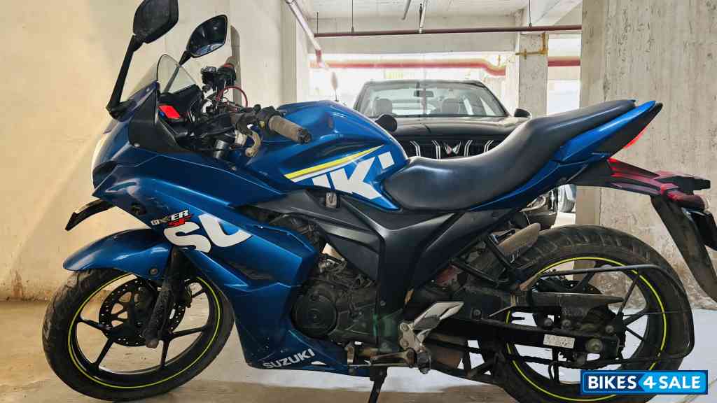 Blue Suzuki Gixxer SF