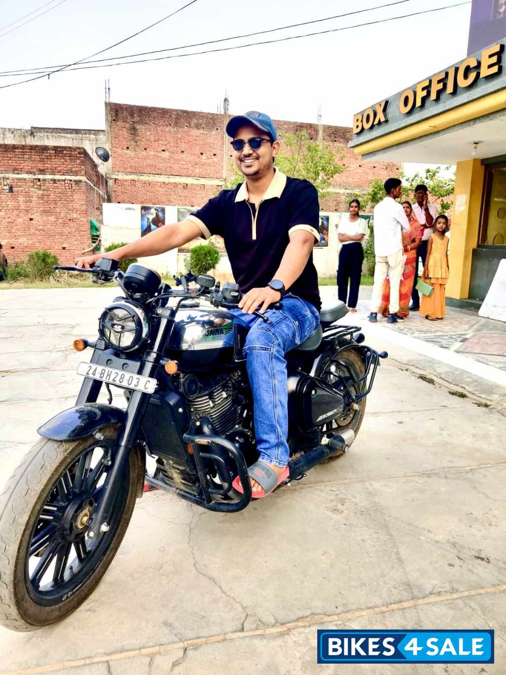 Black Jawa 42 Bobber Black Mirror