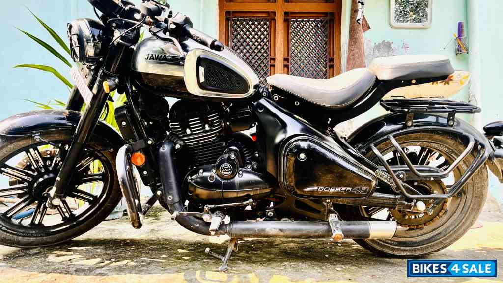Black Jawa 42 Bobber Black Mirror