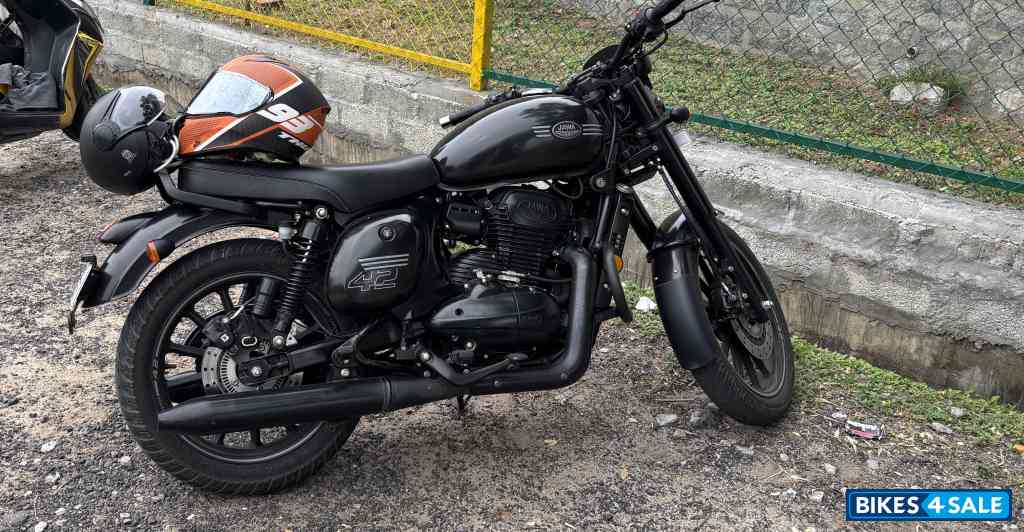 Jawa 42 Dual Channel ABS AllStar Black