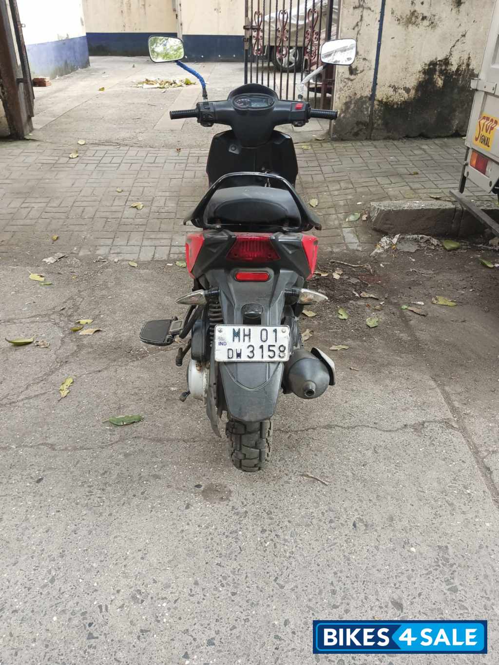 Red Aprilia Storm 125