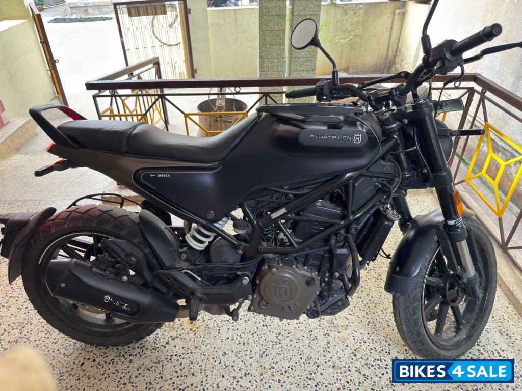 Black Husqvarna Svartpilen 250 2022