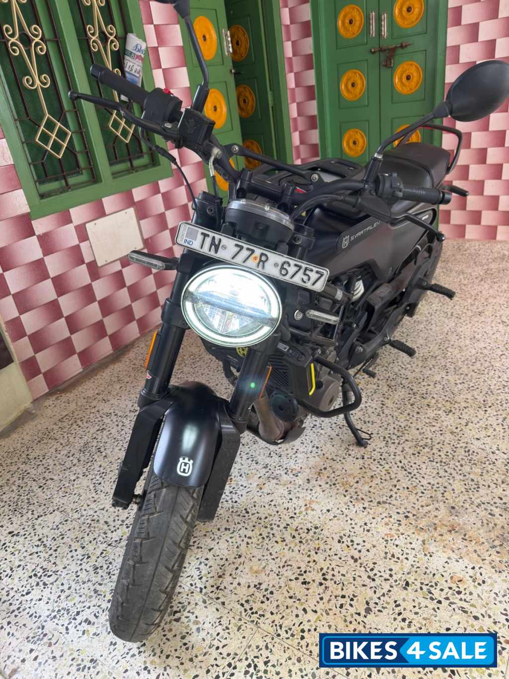 Black Husqvarna Svartpilen 250 2022