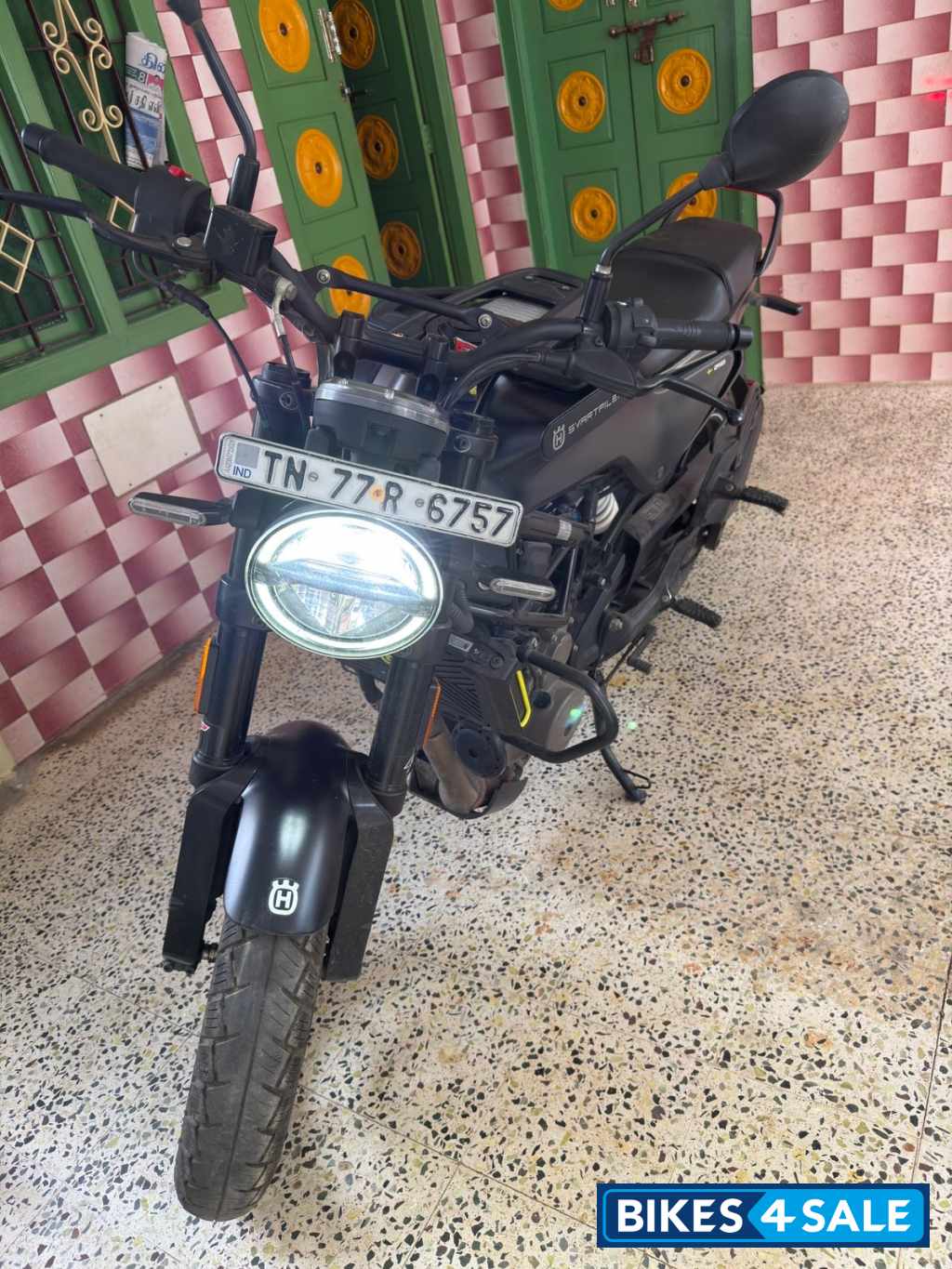 Black Husqvarna Svartpilen 250 2022