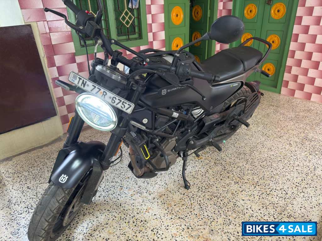 Black Husqvarna Svartpilen 250 2022