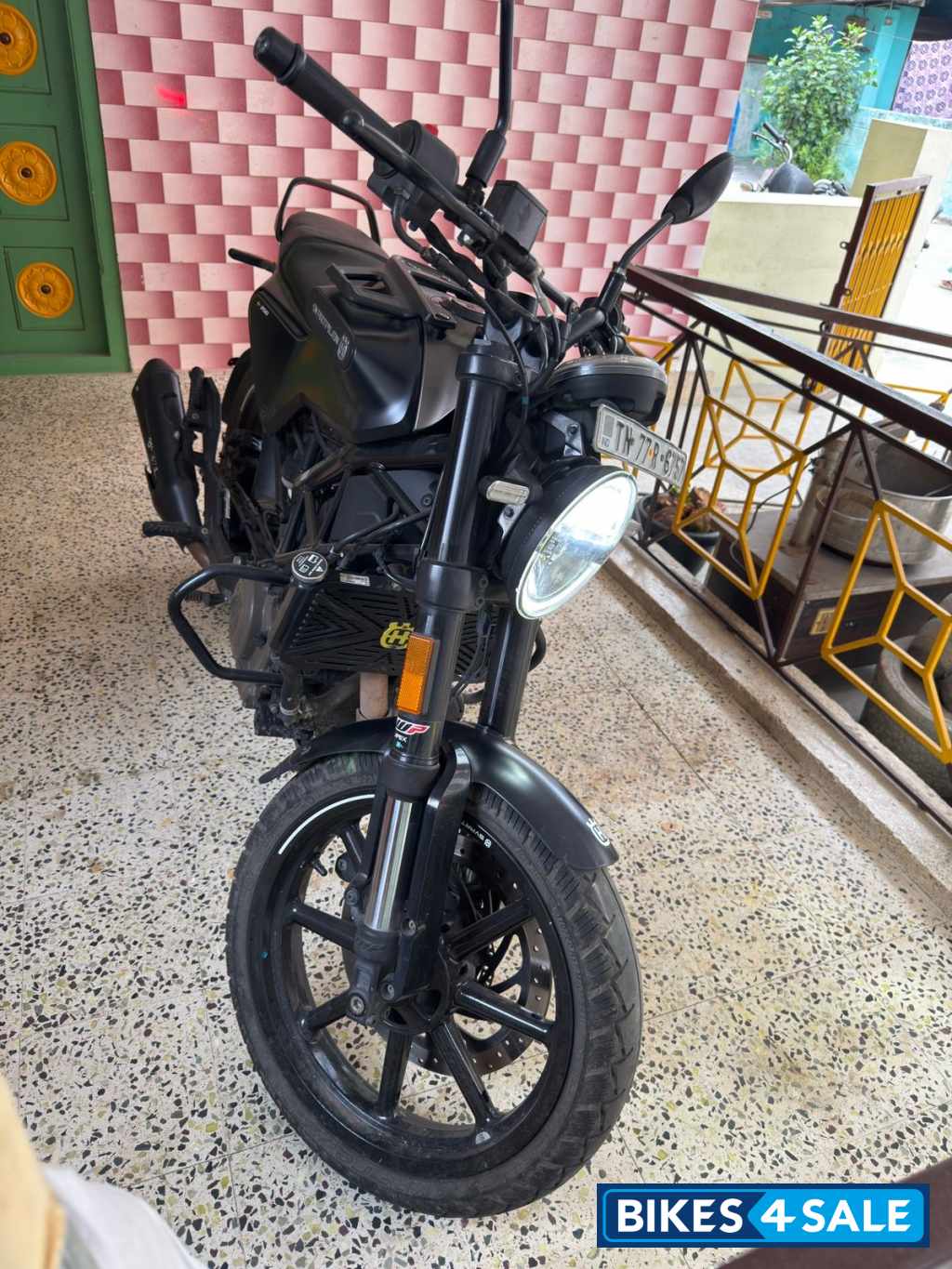 Black Husqvarna Svartpilen 250 2022