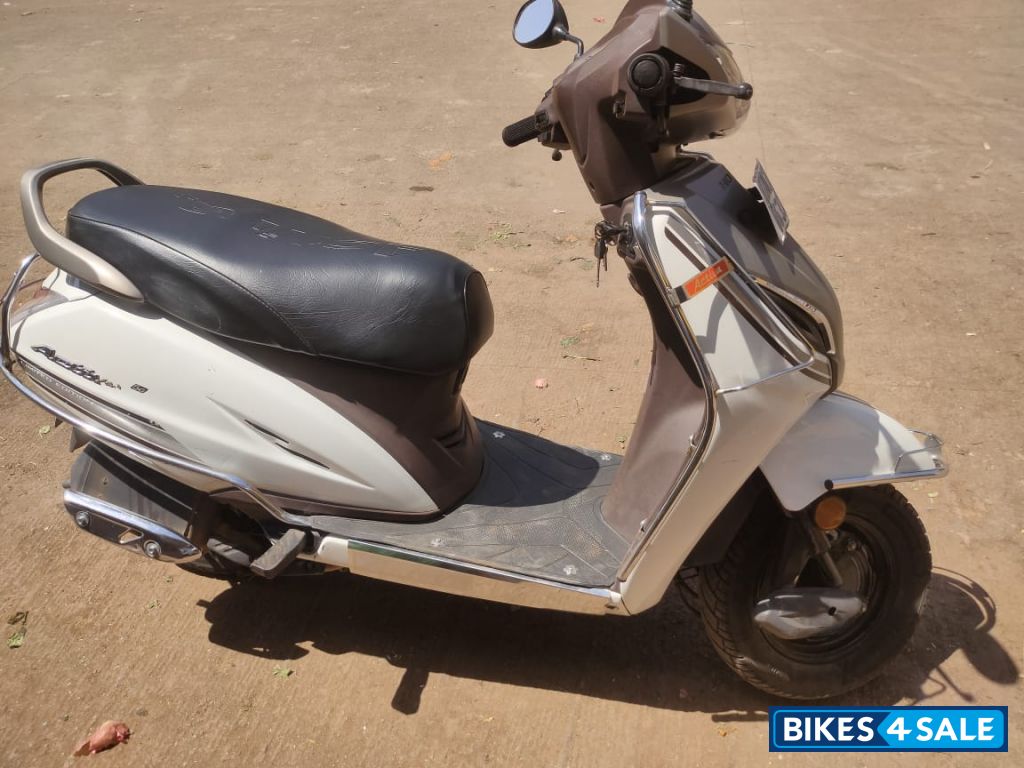 White Honda Activa 5G
