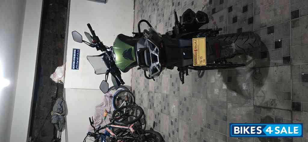 Green Bajaj Dominar 400 2025