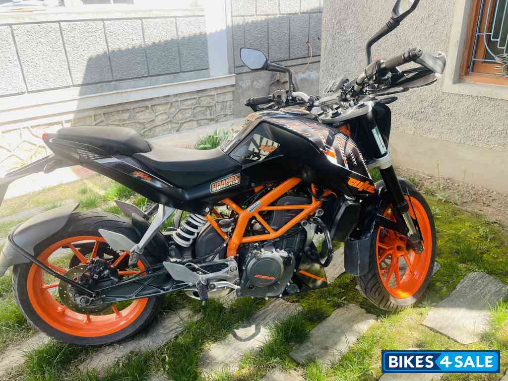 Orange KTM Duke 390