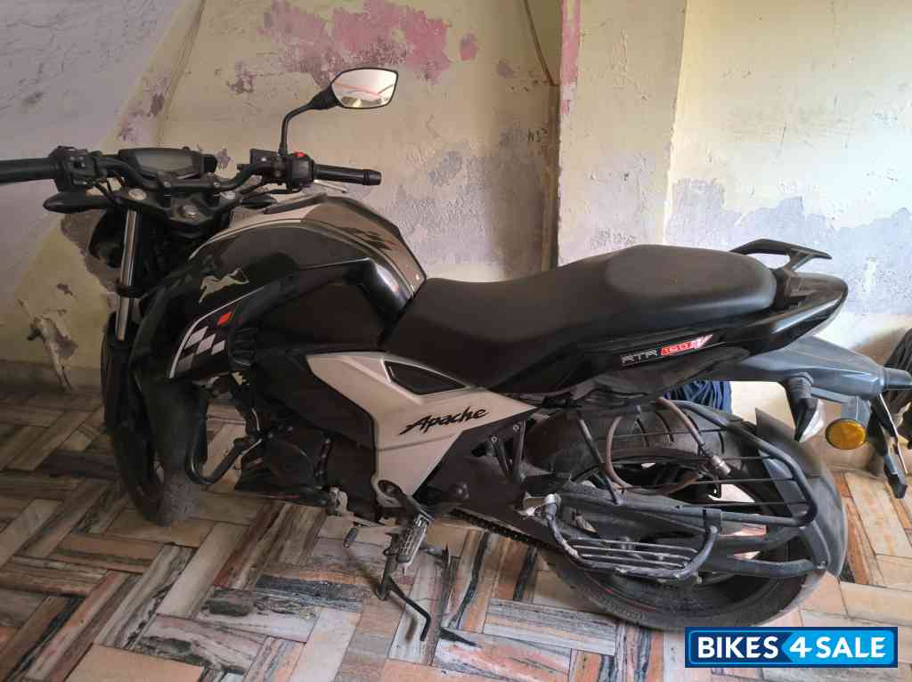 Black TVS Apache RTR 160 4V BS6