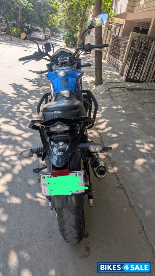 Blue Mahindra Mojo UT 300