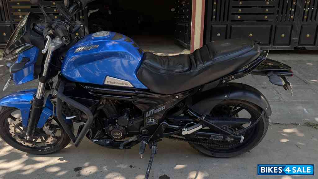 Blue Mahindra Mojo UT 300