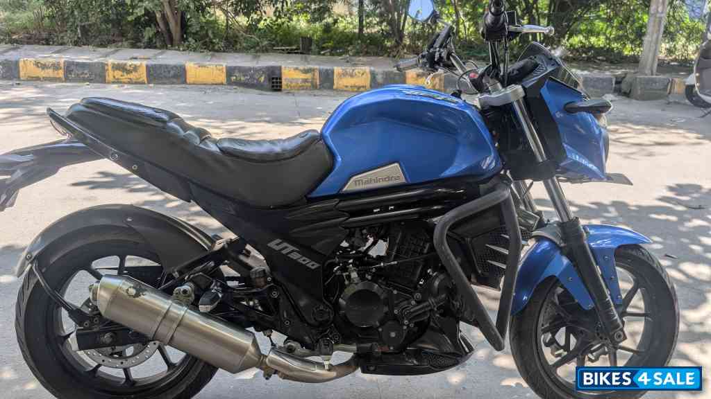 Blue Mahindra Mojo UT 300
