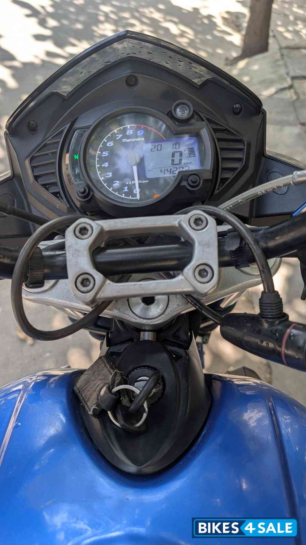 Blue Mahindra Mojo UT 300