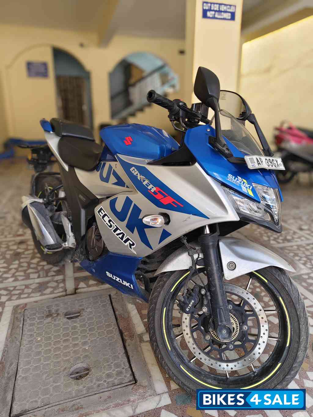Metallic Silver Suzuki Gixxer SF 250 BS6