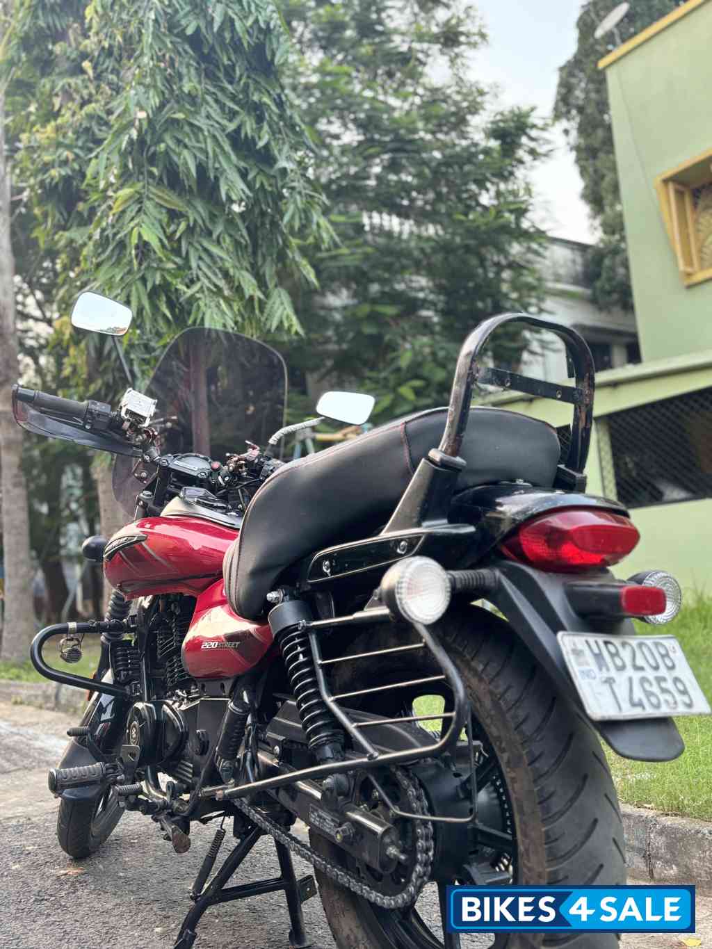 Red Bajaj Avenger Street 220 BS6