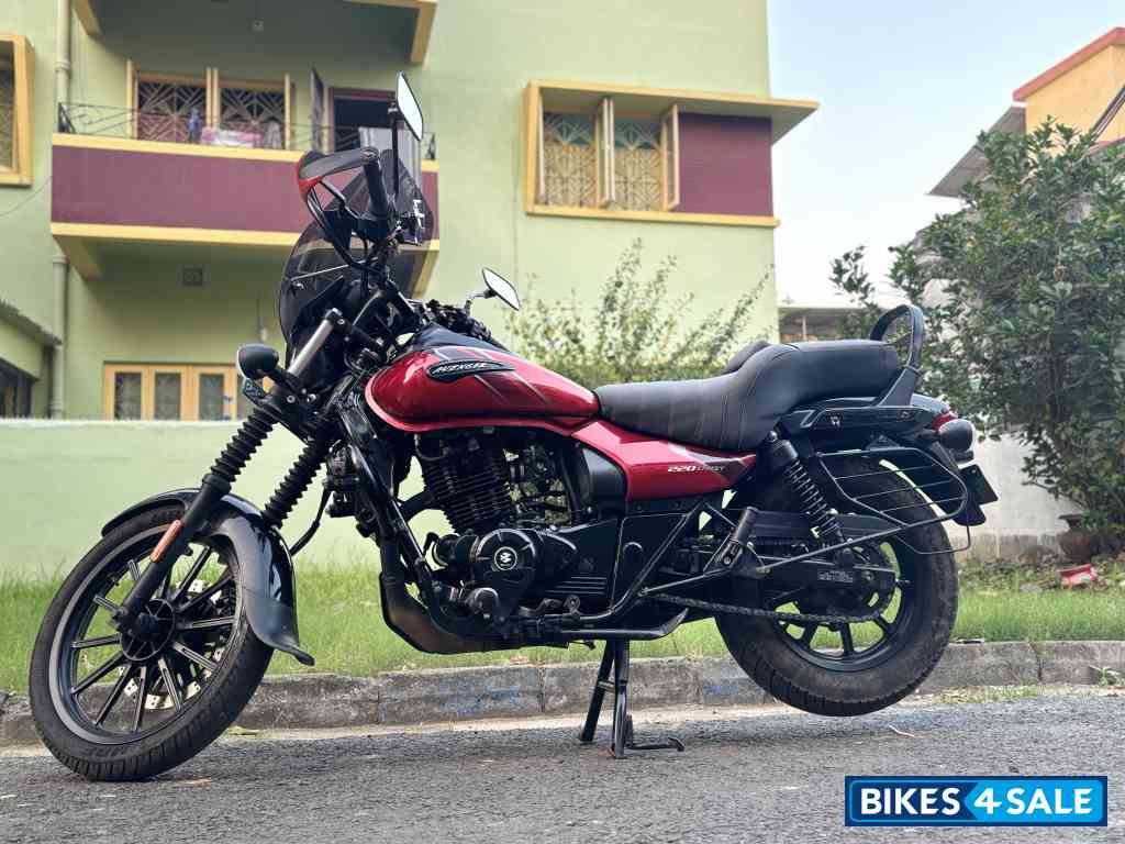 Red Bajaj Avenger Street 220 BS6