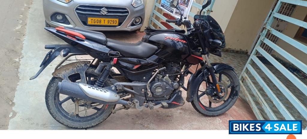 Black Bajaj Pulsar 125 Carbon Fibre Disc Split Seat