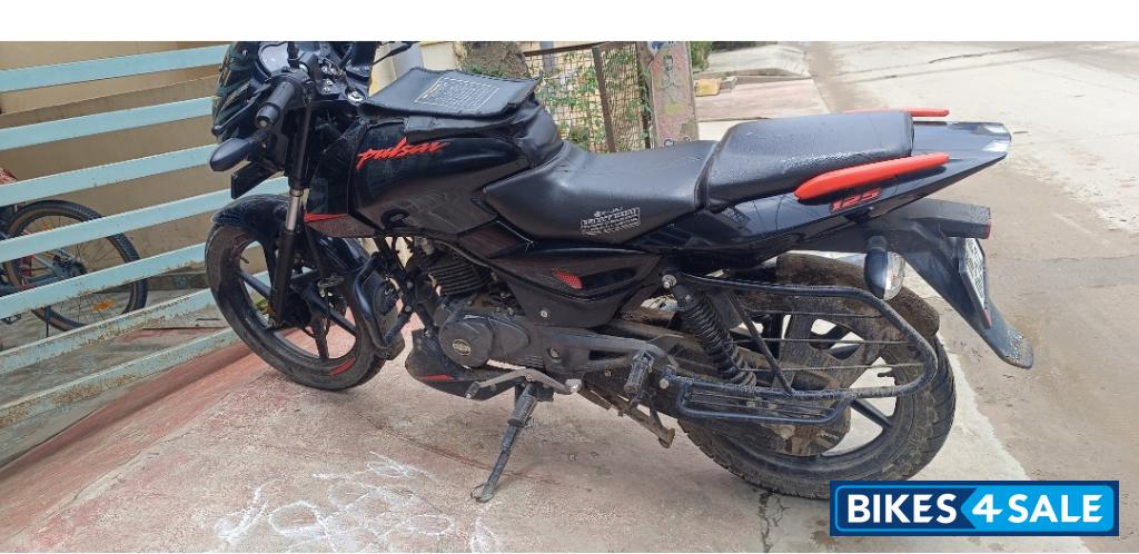 Black Bajaj Pulsar 125 Carbon Fibre Disc Split Seat