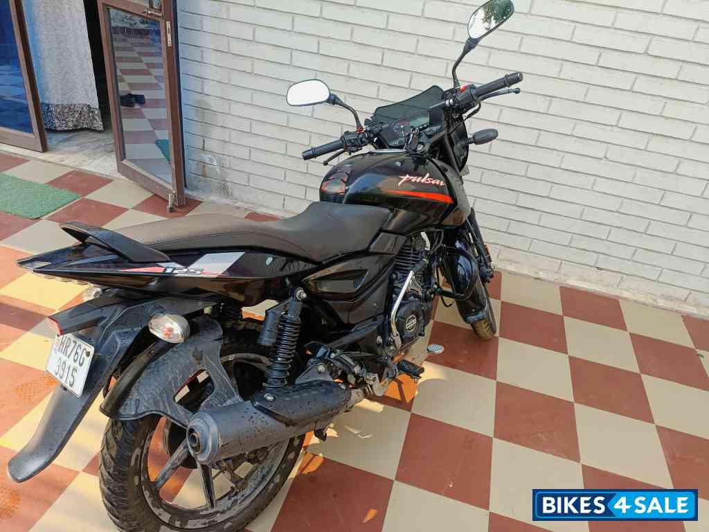 Black Bajaj Pulsar 125 Neon Disc Single Seat