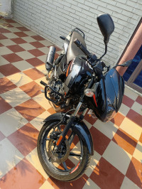 Black Bajaj Pulsar 125 Neon Disc Single Seat