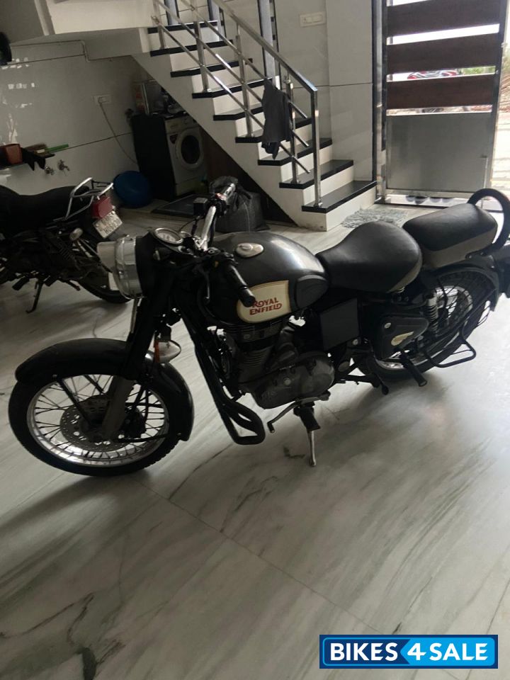 Black Royal Enfield Classic 350