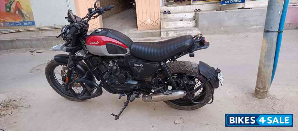 Yezdi Scrambler Dual Tone