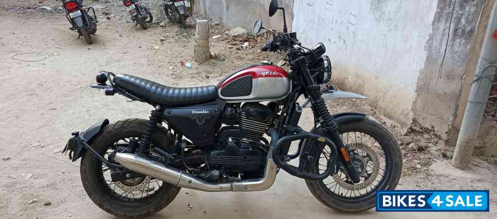 Yezdi Scrambler Dual Tone Yezdi Scrambler Dual Tone