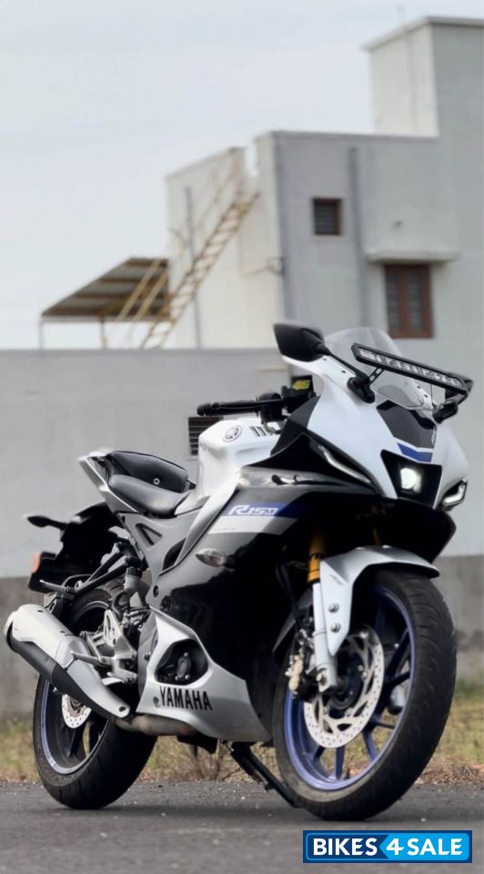 Metallic Silver Yamaha R15M