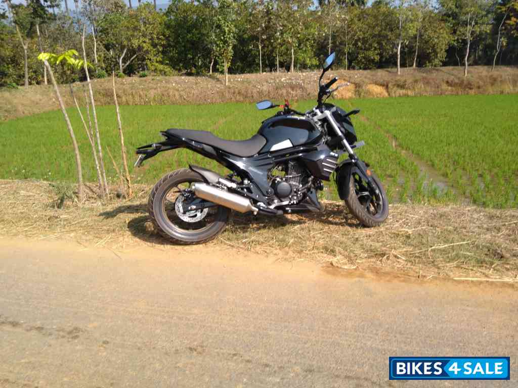 Mahindra Mojo 300 ABS BS6